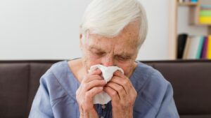 Para las personas mayores, la fiebre puede ser la primera señal de que algo anda mal.