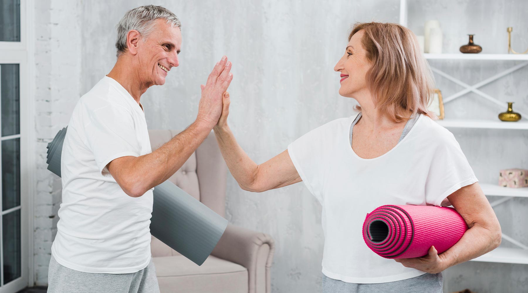 Pareja de ancianos terminando su práctica de mindfulness y ejercicios de relajación para personas mayores
