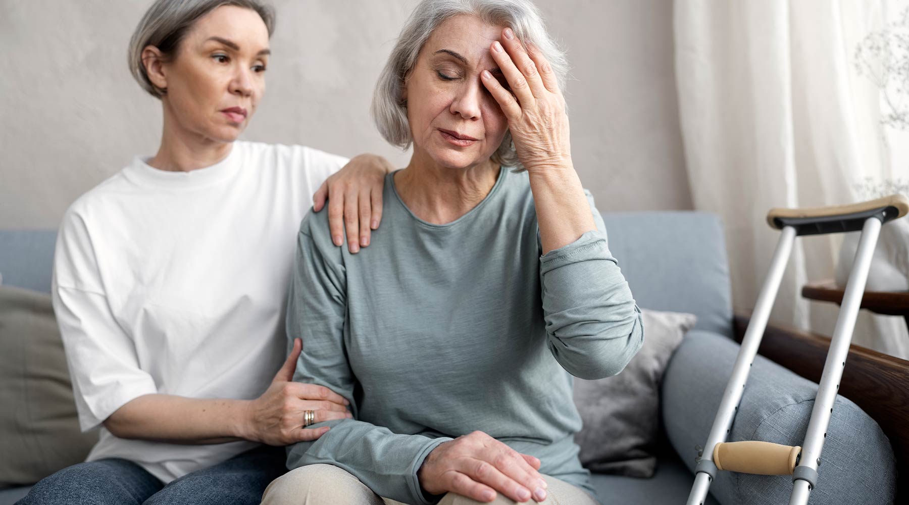 Cuidadora de personas con alzhéimer a domicilio acompañando y apoyando a anciana con profunda depresión.