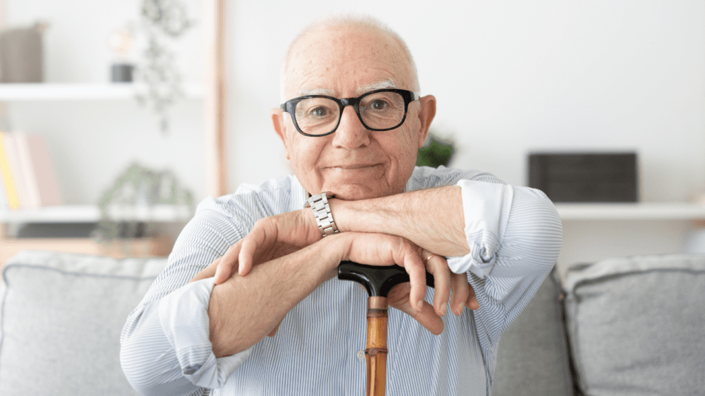 Bastones para andar personas mayores.