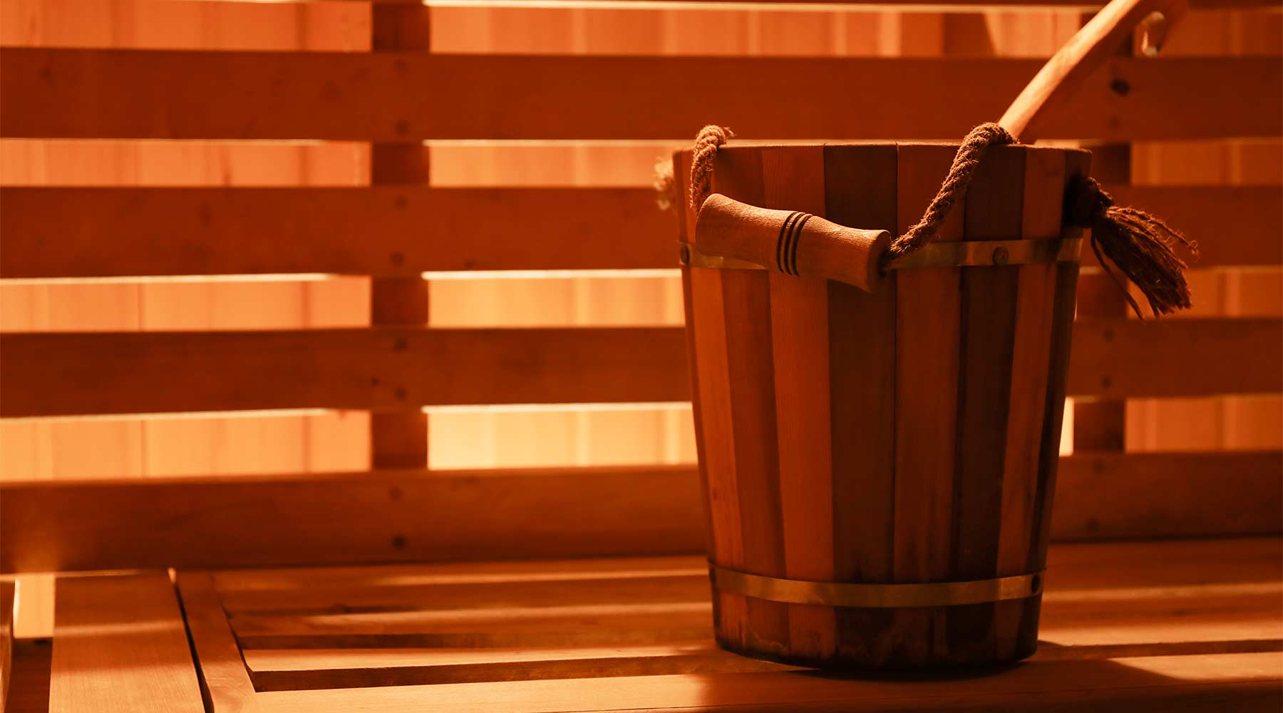 Imagen del interior de una sauna. La sauna aporta grandes beneficios a la salud general de las personas mayores.