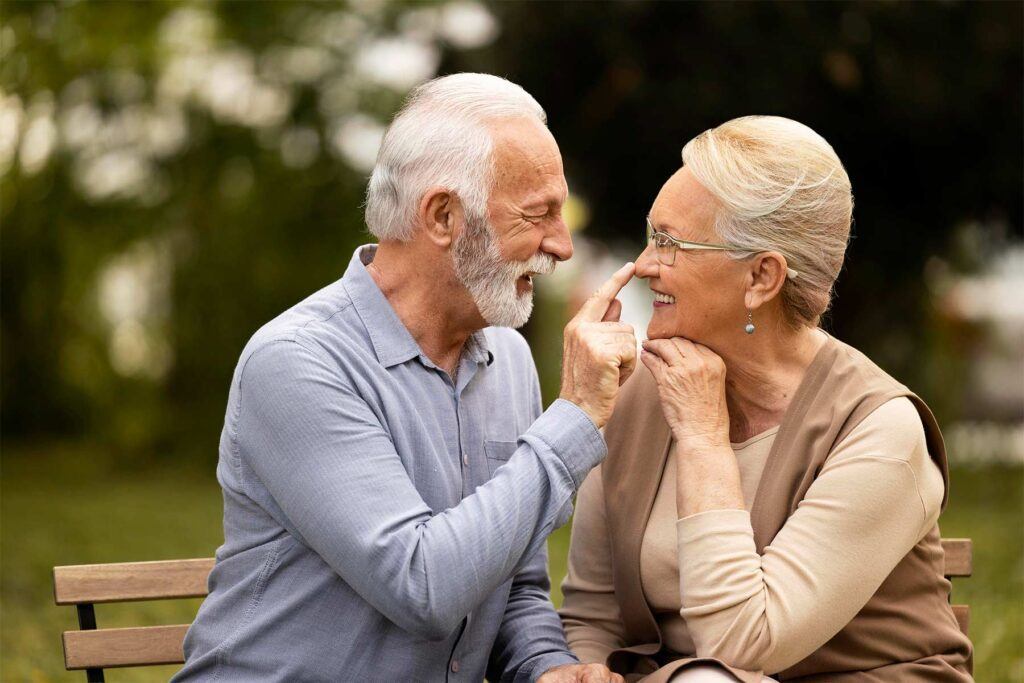 Envejecer en el hogar tiene muchos beneficios y los cuidadores suelen desempeñar un papel crucial para que las personas mayores puedan permanecer en sus hogares.