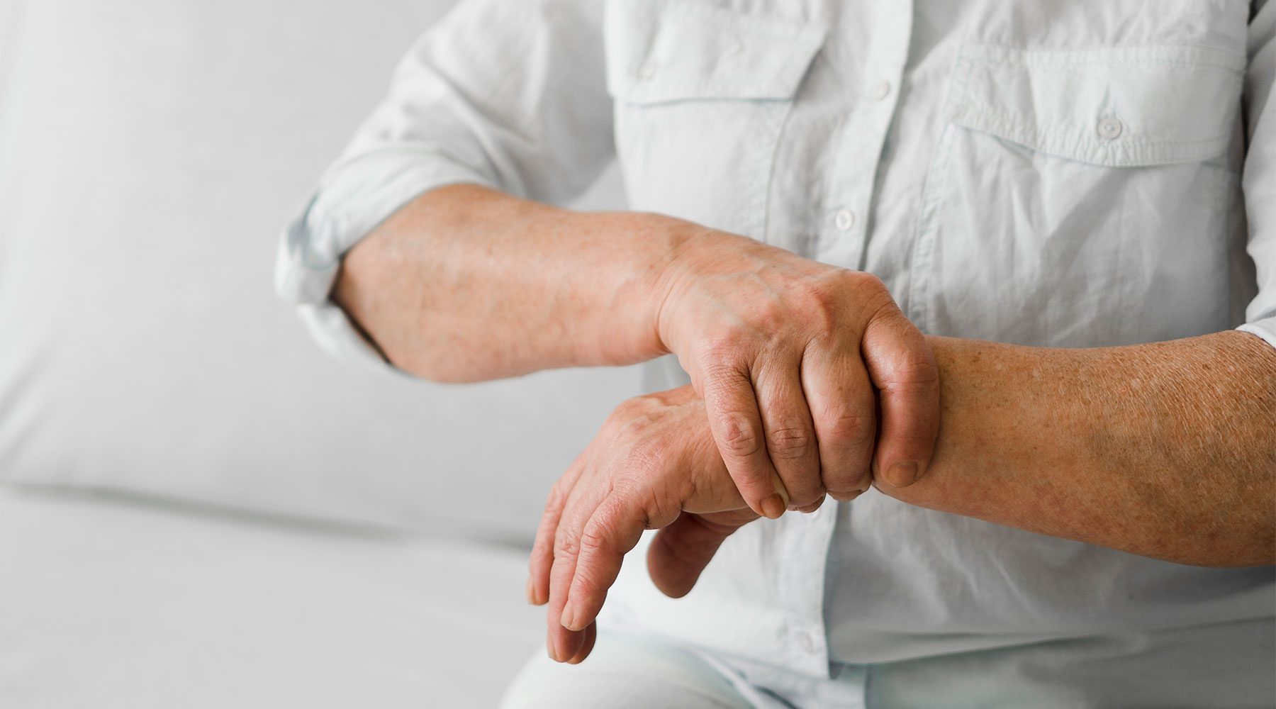 Persona mayor con dolor por parestesia en manos.