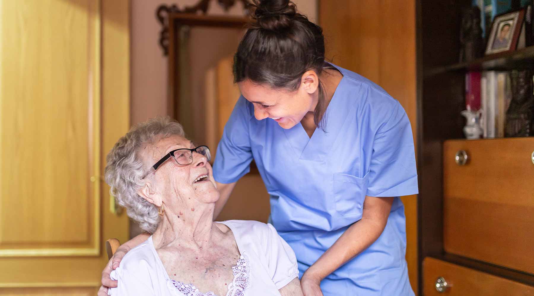  Una de las mejores maneras para recuperar la fuerza en piernas es concentrarse en ejercicios diseñados específicamente para personas mayores