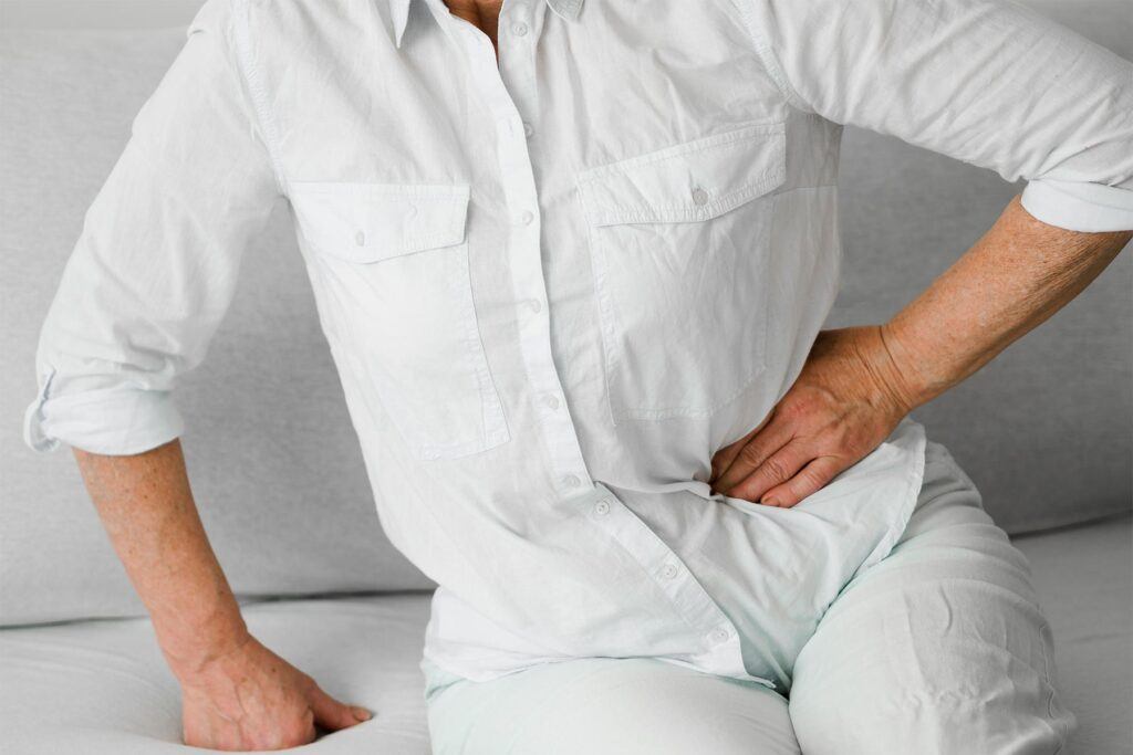 ¿Como cortar la diarrea en una persona mayor? Comer alimentos suaves bajos en fibra puede ayudar a que la diarrea desaparezca más rápido.