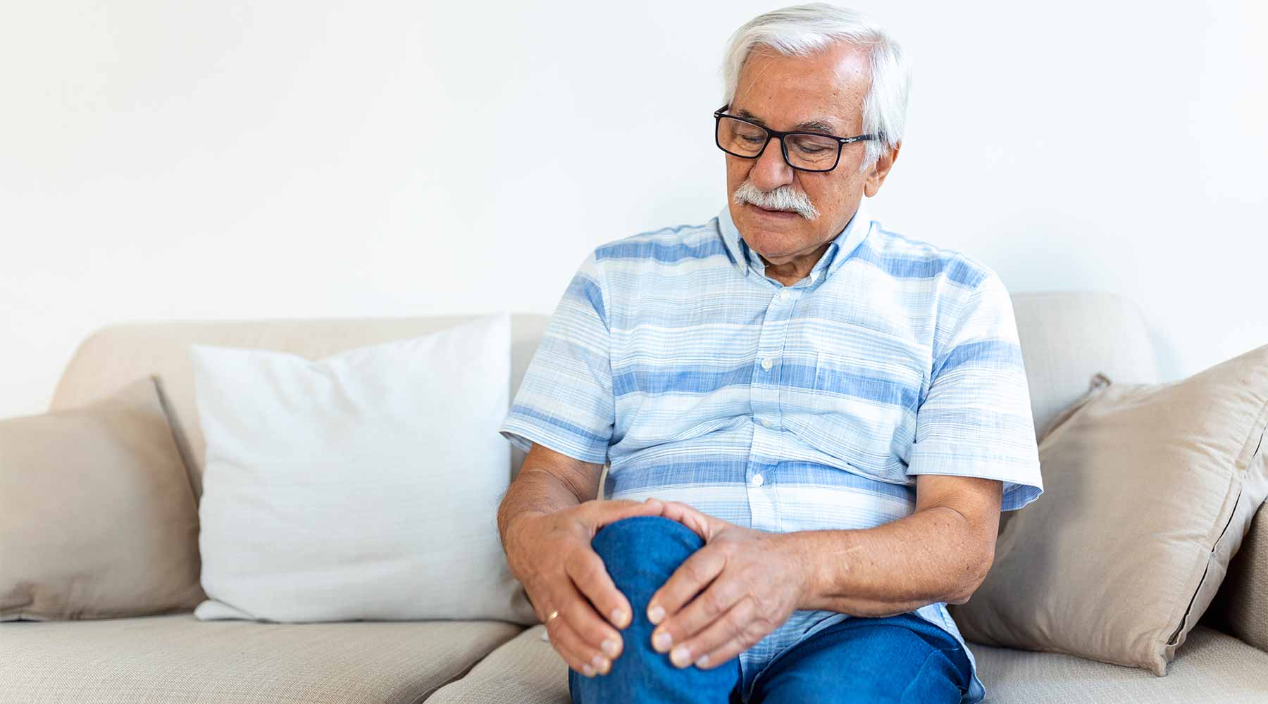 Hipopotasemia en persona mayor con dolor de rodilla a causa de bajada de potasio.