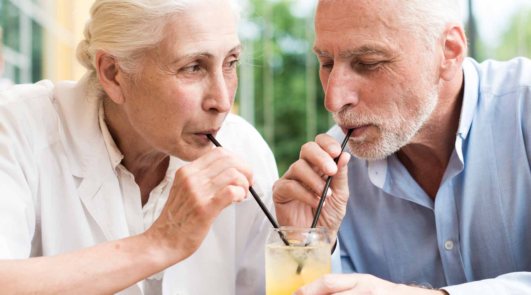 Para la mayoría de los casos de deshidratación leve, la rehidratación generalmente se puede controlar en casa con agua, alimentos ricos en nutrientes y descanso.