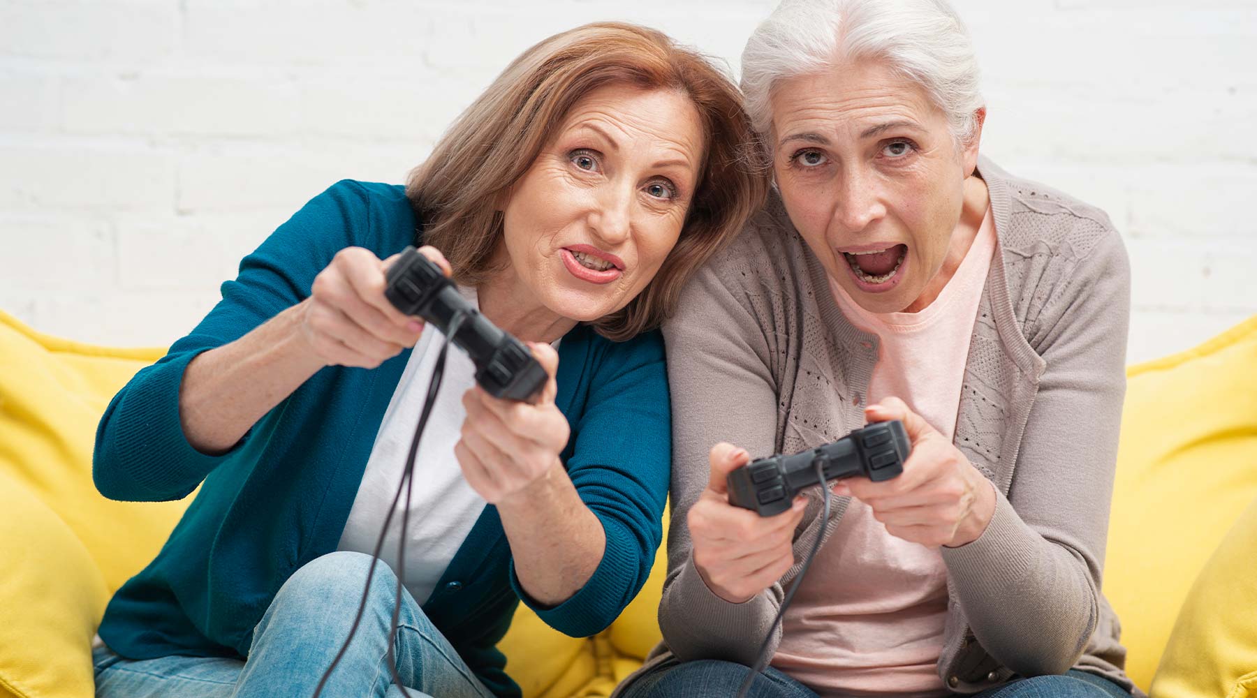 Personas mayores jugando a juegos de videoconsola.