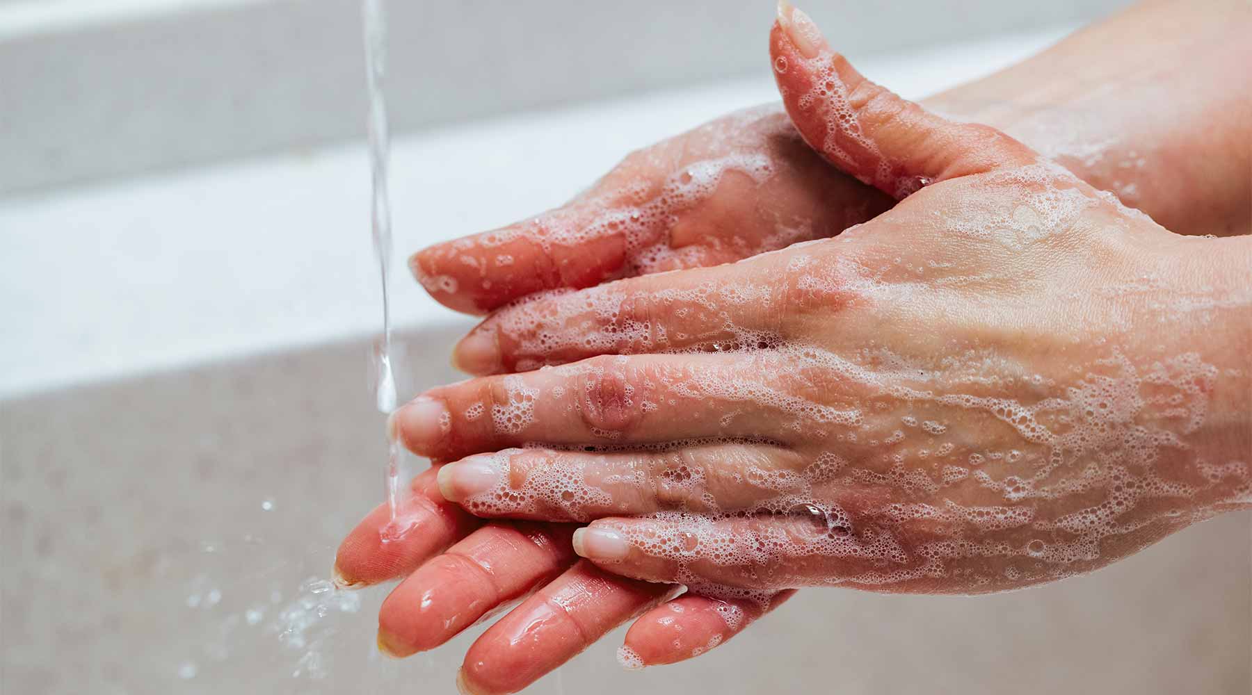 Imagen de unas manos enjabonadas: TOC por la limpieza.
