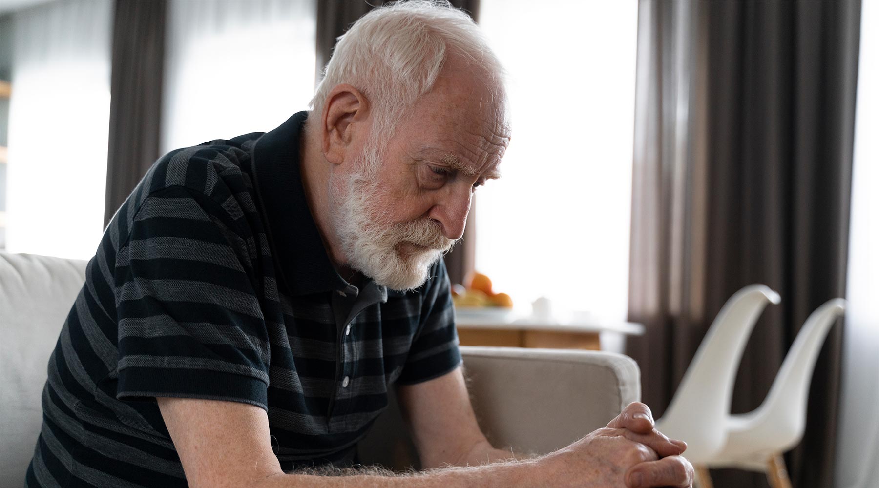 Hombre mayor enfrentando enfermedad de alzhéimer.