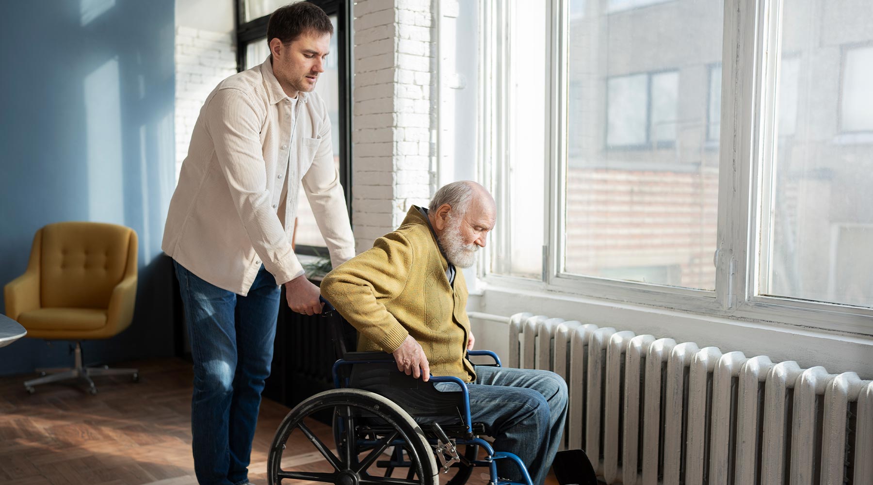 Adulto mayor en silla de ruedas en las primeras fases de la enfermedad de Parkinson.