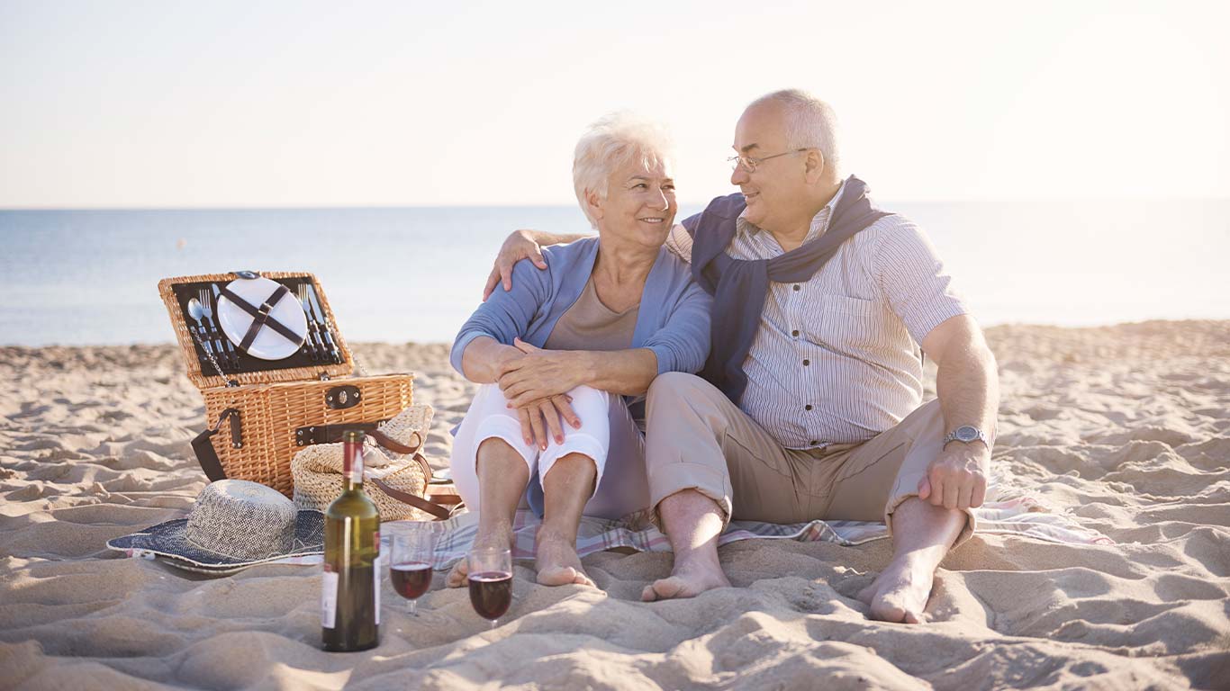 Los beneficios de la playa para las personas mayores. La playa tiene un efecto calmante en la mente y puede contribuir significativamente al bienestar mental de las personas mayores.
