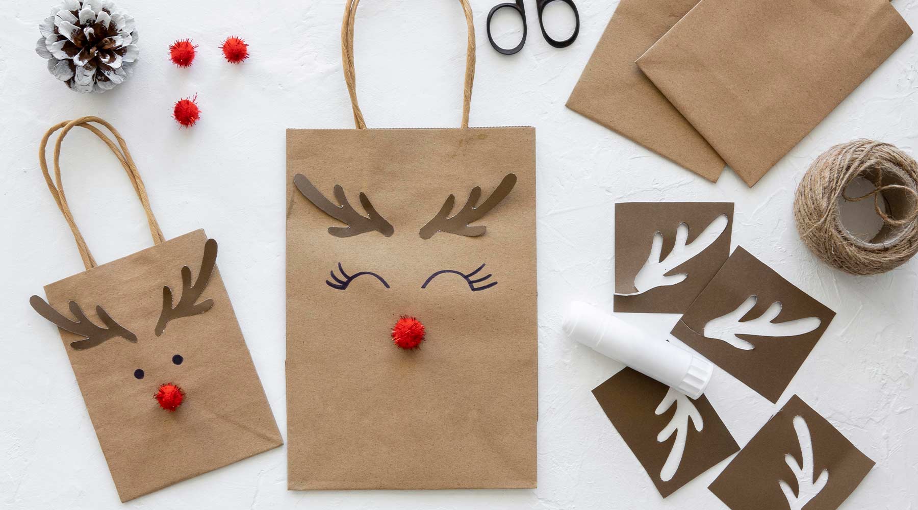 Decoración original navideña. Bolsas de cartón con forma de renos.