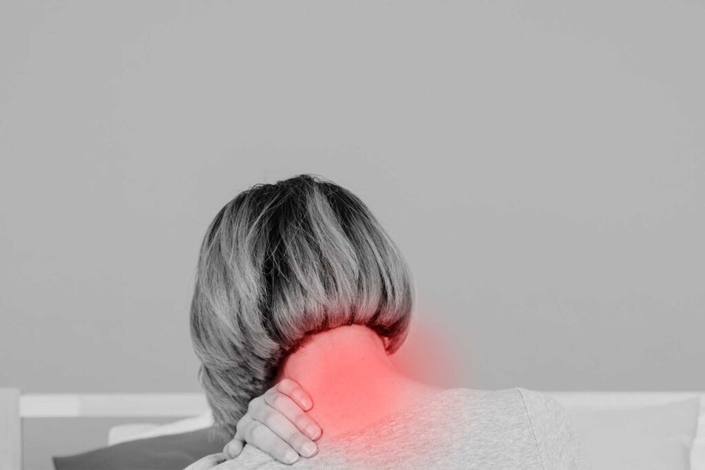 No existe una causa única y específica de la osteoporosis en personas mayores, pero existen muchos factores de riesgo conocidos