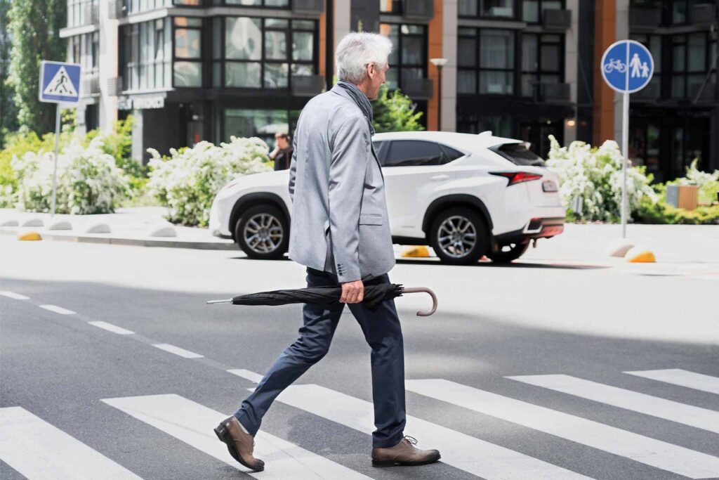 Personas mayores como peatones.