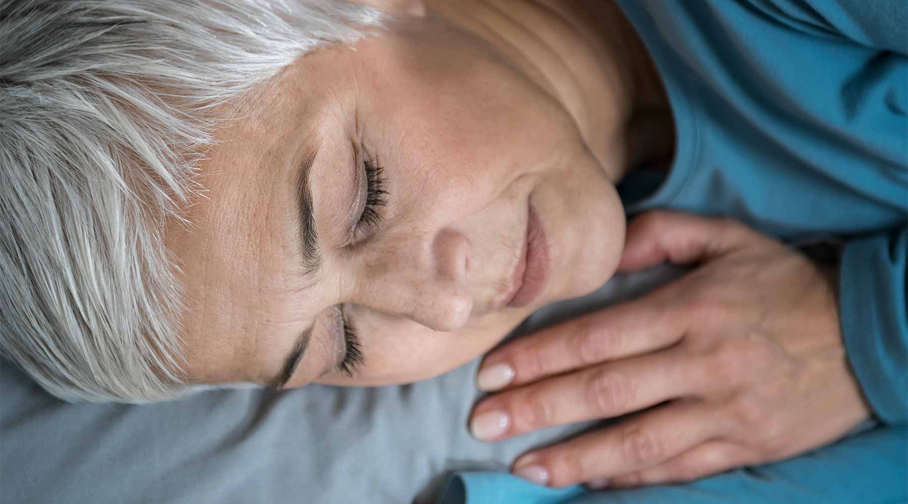 Las personas mayores tienen más probabilidad de experimentar apnea del sueño porque sus cuerpos producen menos oxígeno durante el sueño. 