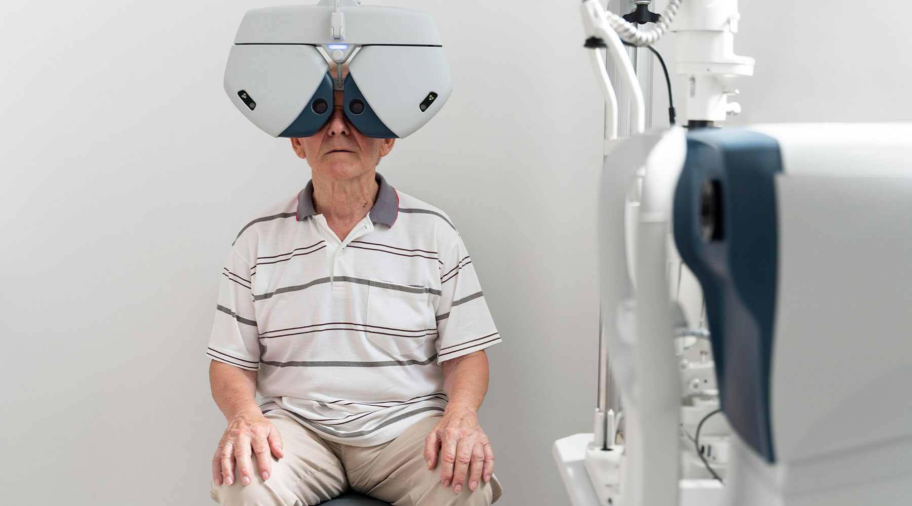 Anciano comprobando su visión con un test de medición de la agudeza visual.