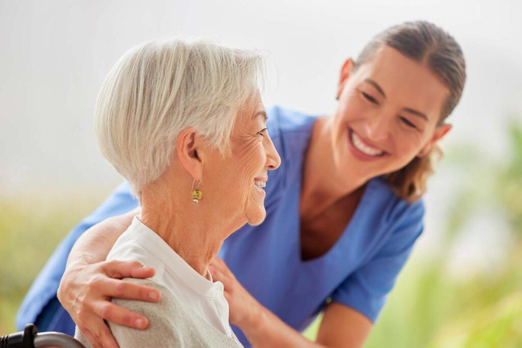 Que cobra una cuidadora de personas mayores.