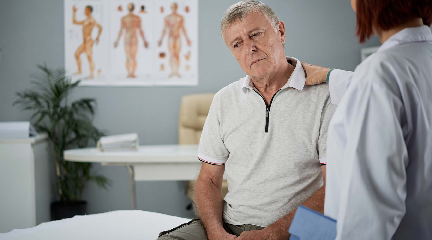 ¿Qué efectos secundarios tiene la operación de la vesícula? La extirpación de la vesícula biliar no causa ningún problema grave a largo plazo, aunque puede experimentar algunos efectos secundarios menores comunes, como: flatulencia, diarrea, estreñimiento a corto plazo.