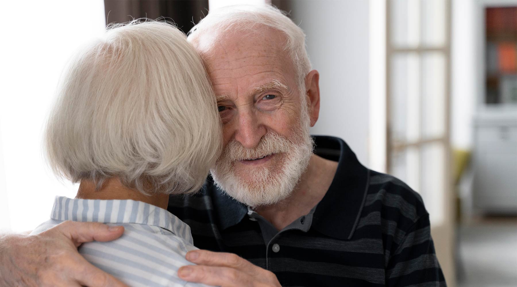 Pareja de ancianos afrontando la enfermedad del Alzheimer juntos.