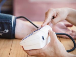 Signos y síntomas de la presión arterial baja en ancianos