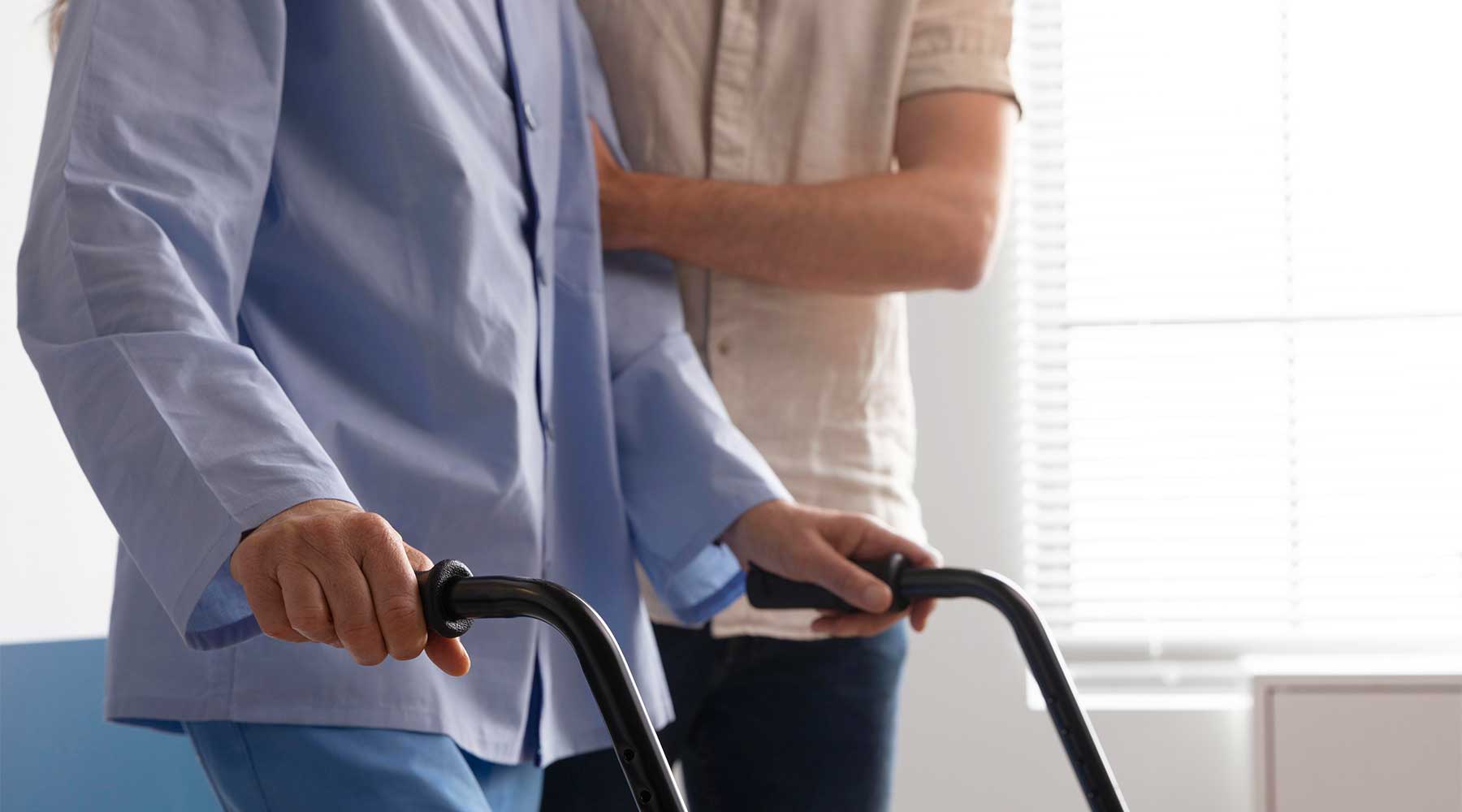 Una buena iluminación, en forma de luz natural, brinda seguridad a las personas mayores y otras ventajas.