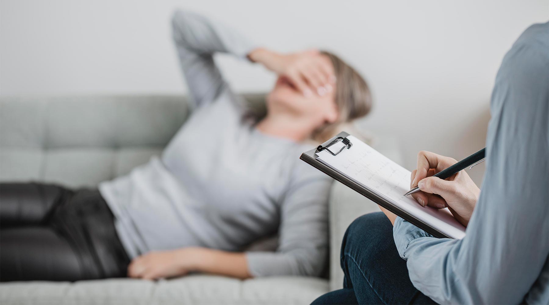 El TOC suele tratarse con psicoterapia o con medicación.