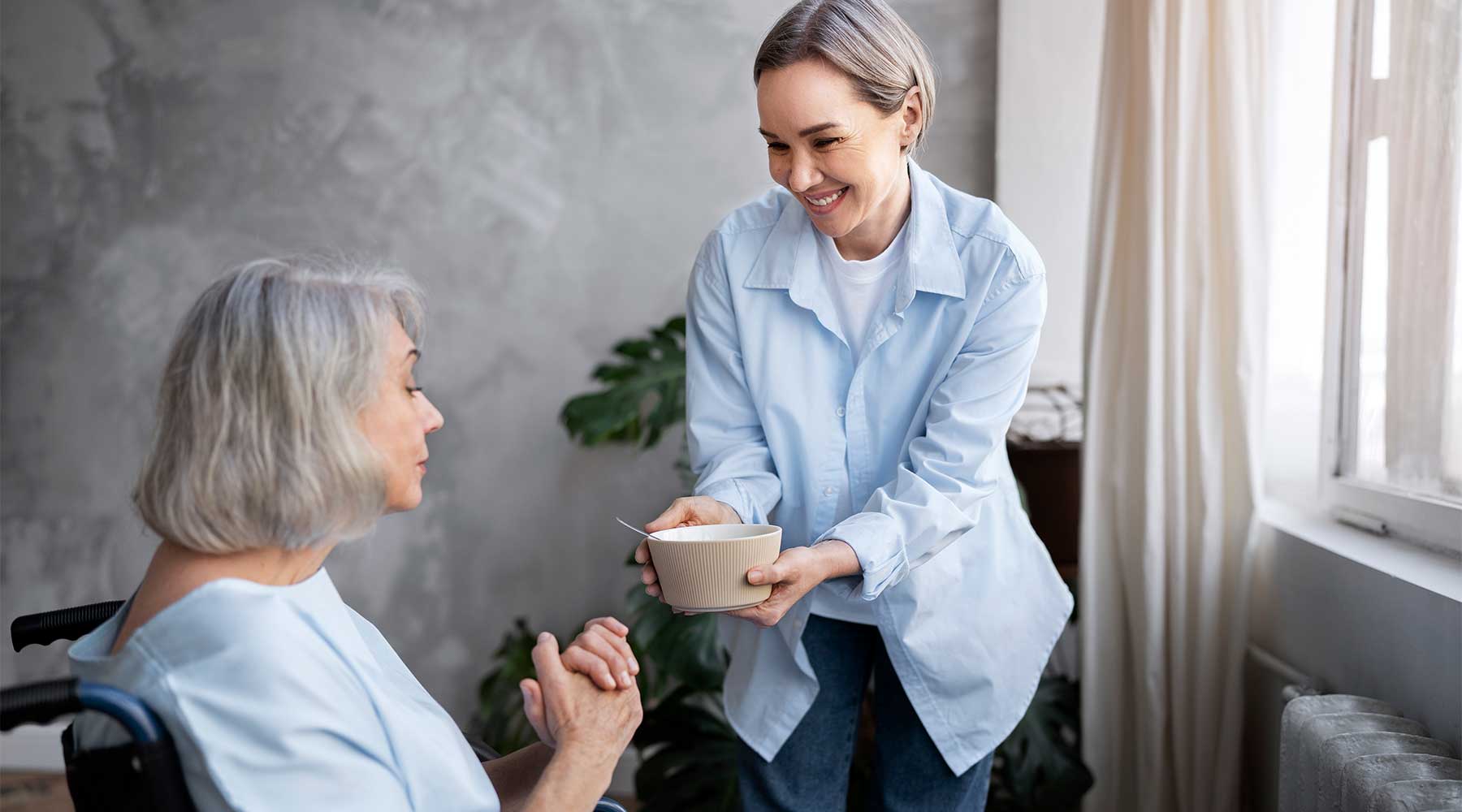 ¿Qué órganos afecta la polimialgia reumática? Los síntomas de la polimialgia reumática generalmente incluyen dolor y rigidez en los hombros y, ocasionalmente, también en las caderas.