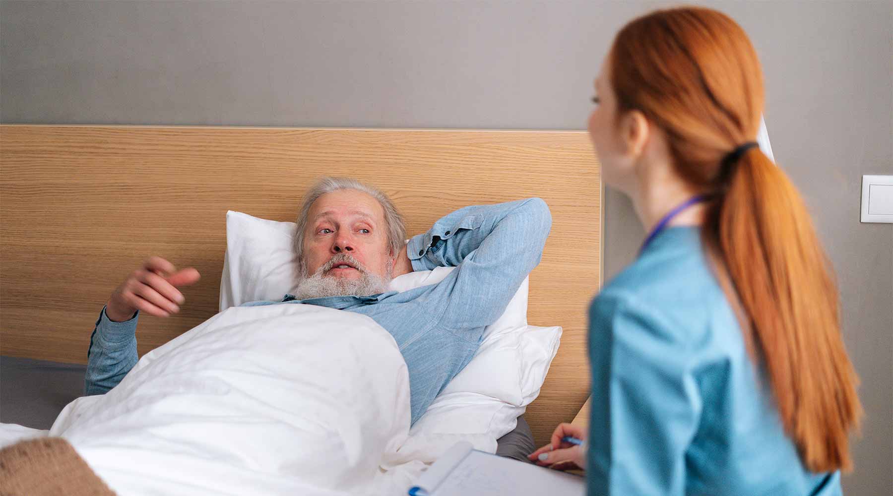 Al ayudar a las personas mayores a sentarse en la cama, es importante considerar cualquier condición médica o discapacidad que puedan tener.