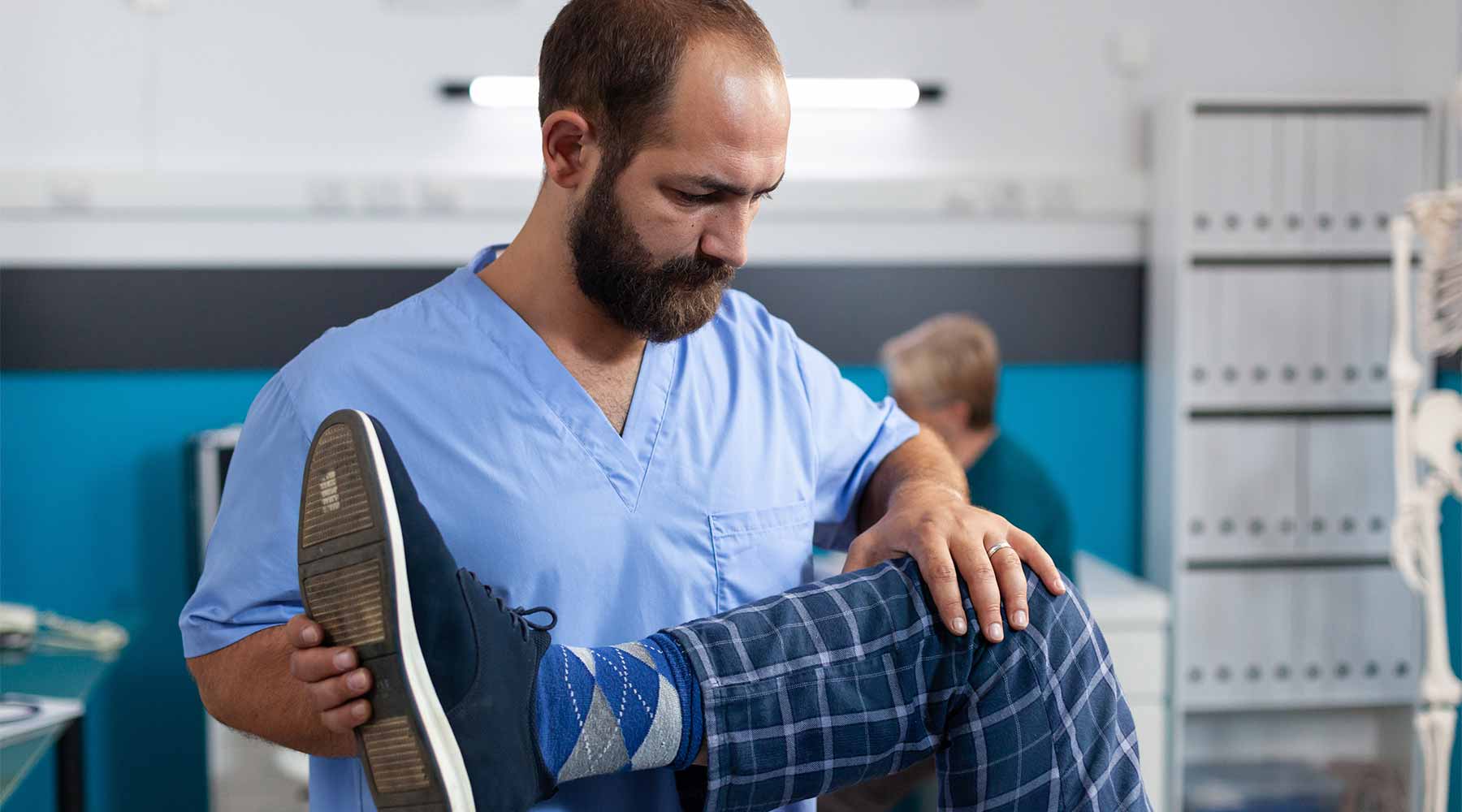 ¿Qué pasa si no se trata a tiempo una fractura? Si el hueso no se inmoviliza o no se vuelve a colocar en su posición lo suficientemente pronto, se seguirá desarrollando callo en el sitio de la fractura y el hueso eventualmente se volverá a unir.