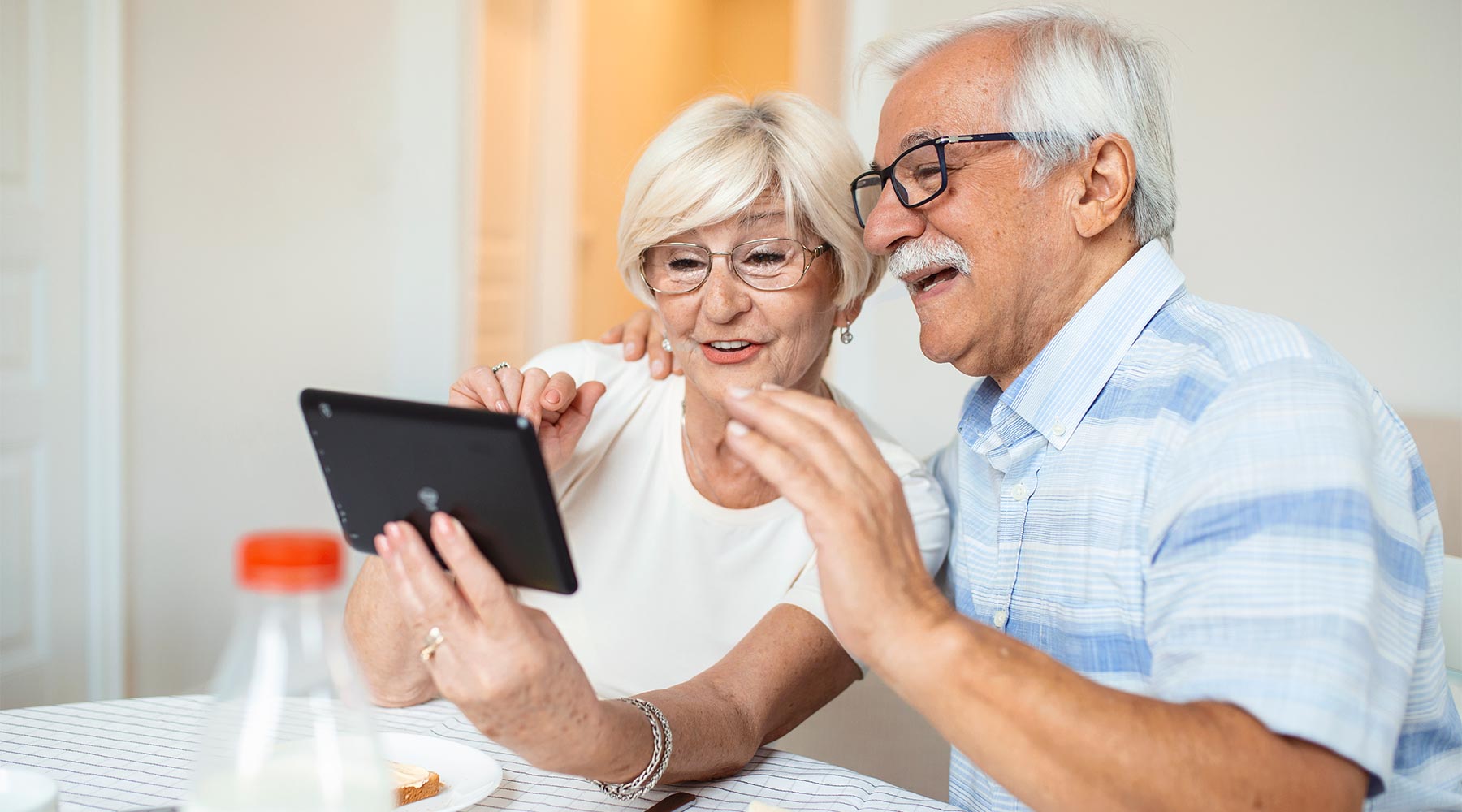 Las tecnologías para personas mayores les estimula la actividad mental, reduciendo la incidencia de enfermedades como el Alzheimer y la Demencia.