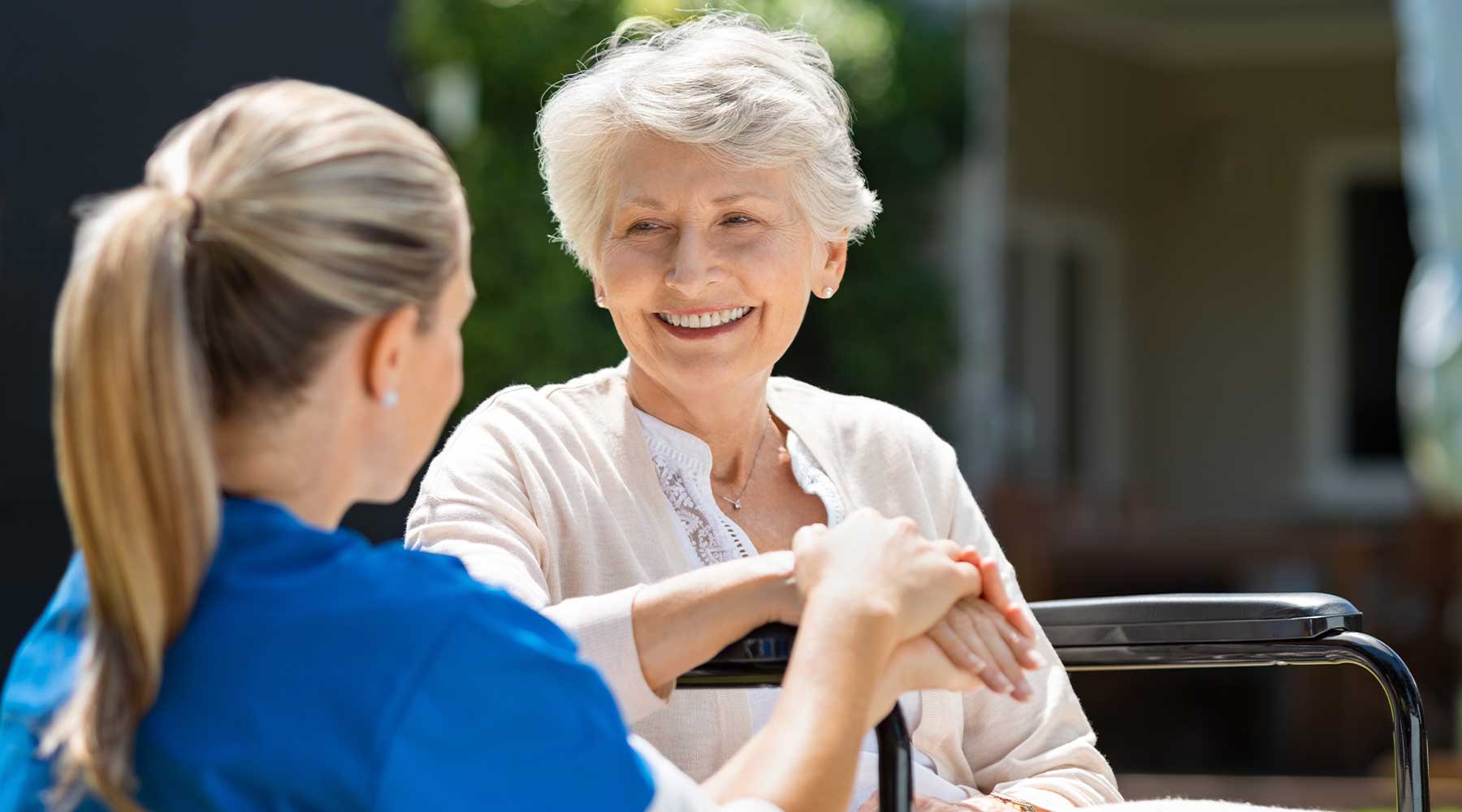 La mayoría de las familias optan por contratar atención domiciliaria para sus queridos adultos mayores.
