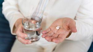 La quetiapina en ancianos es un antipsicótico de segunda generación que se prescribe comúnmente para una variedad de indicaciones