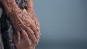 El uso de una rodillera es uno de los buenos remedios para la gonalgia, ayuda a aliviar el dolor y estabilizar la rodilla.