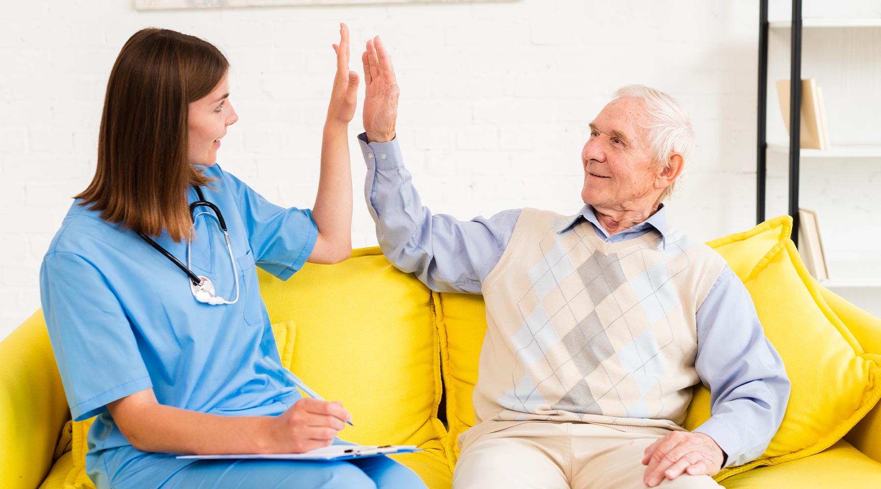 La atención sociosanitaria a personas en el domicilio hace referencia al cuidado de personas mayores por horas o internas en el domicilio del anciano.