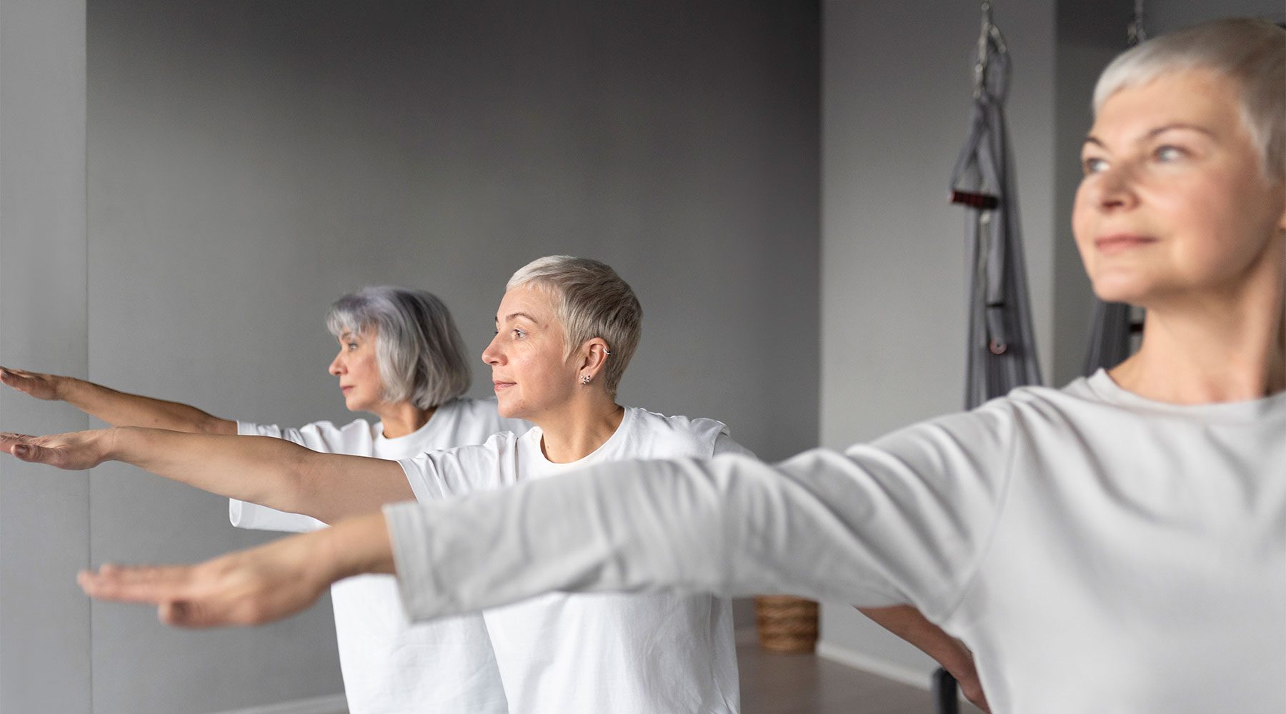Mujeres mayores practicando ejercicios de tai chi.