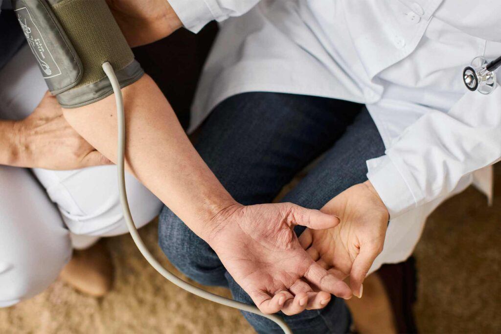 Si bien la presión arterial baja ocasional no es necesariamente un problema, un episodio repentino de hipotensión grave debe tratarse como una emergencia médica.