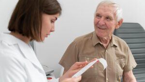 La relación de la urea y creatinina alta en ancianos se asocia con resultados clínicos adversos.