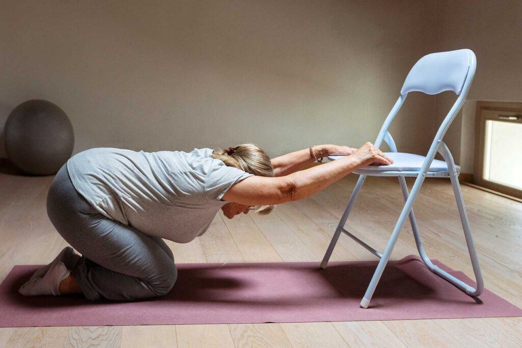 Yoga en silla para adultos mayores.