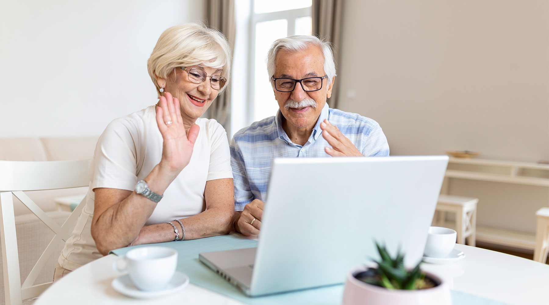 Uno de los grandes beneficios del usa de la tecnología para personas mayores es que lo ayuda a superar el miedo a la soledad y al aislamiento de sus familiares y amigos.