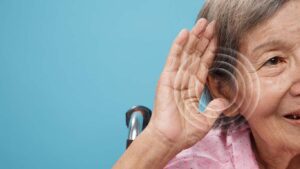 Los audífonos para personas mayores pueden ser una gran ventaja para aquellos que buscan mejorar su calidad de vida.
