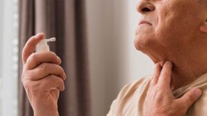 La broncoaspiración en ancianos puede provocar diversos problemas de salud, desde infecciones pulmonares hasta neumonía aspirativa.