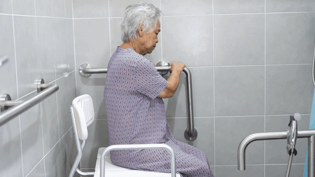 cómo poner un enema a una persona mayor