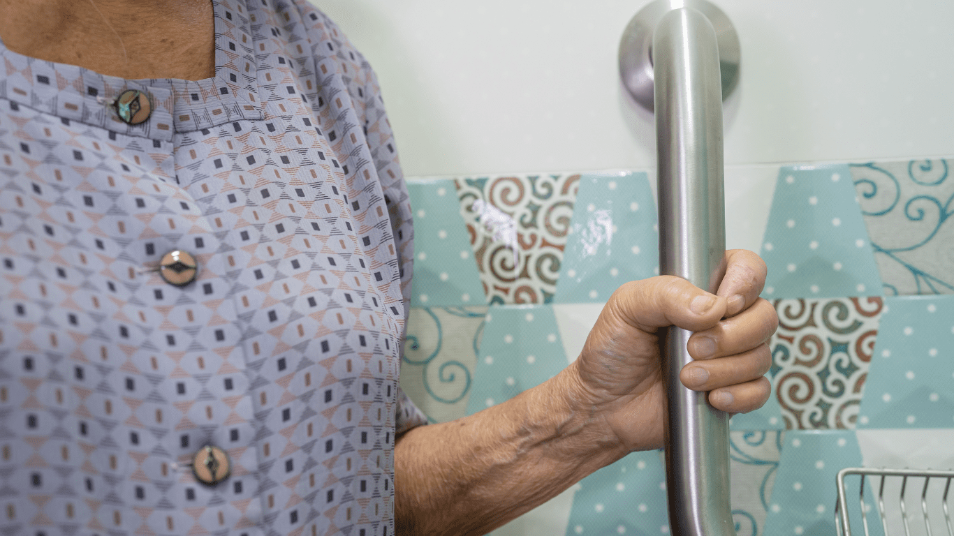 cómo poner un enema a una persona mayor