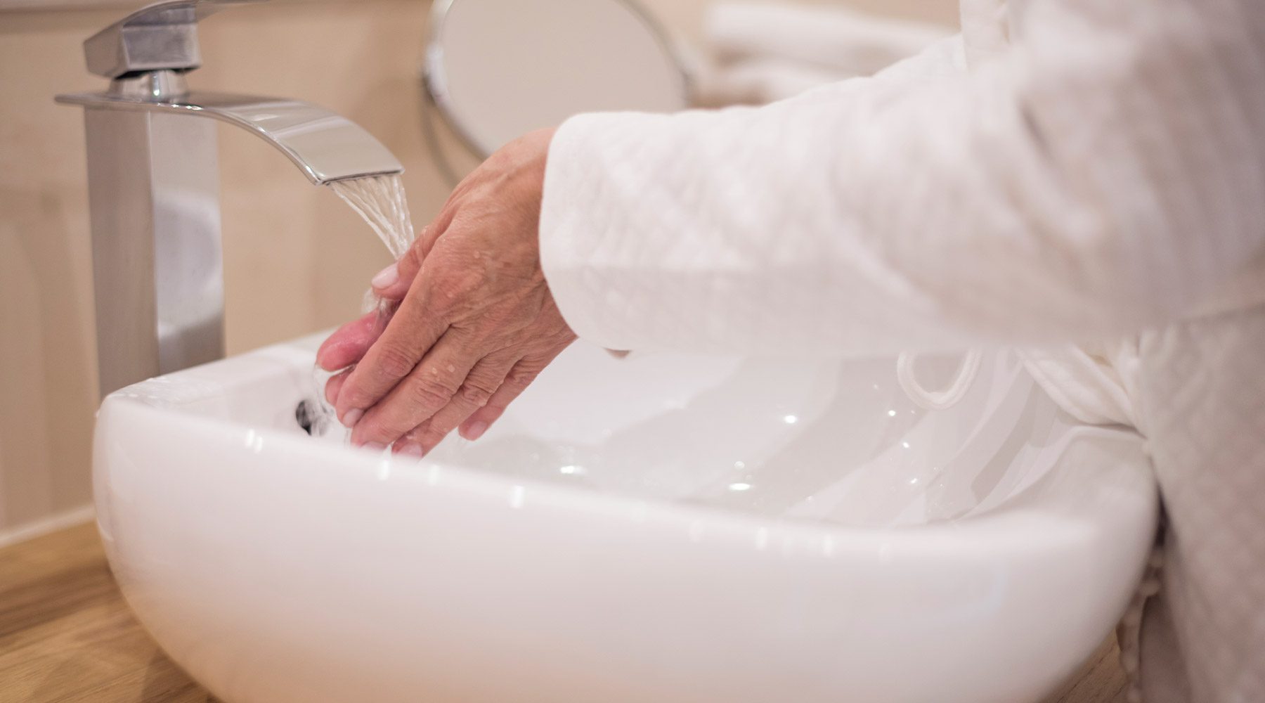 anciana lavándose las manos como prevención de la sepsis