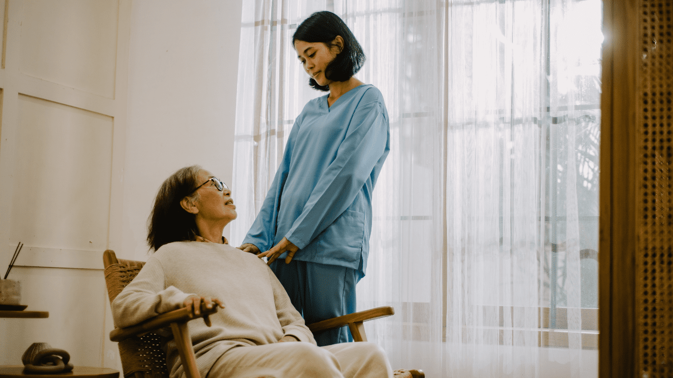 Cuánto cuesta asegurar a una cuidadora de ancianos.