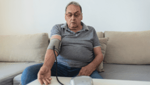 cuál es la tensión arterial normal en un adulto mayor