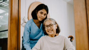 Cuánto cuesta asegurar a una cuidadora de ancianos