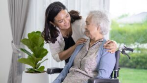 Ser empático, paciente, comprensivo, organizado y proactivo son solo algunas de las características esenciales que los cuidadores de adultos mayores deben tener.