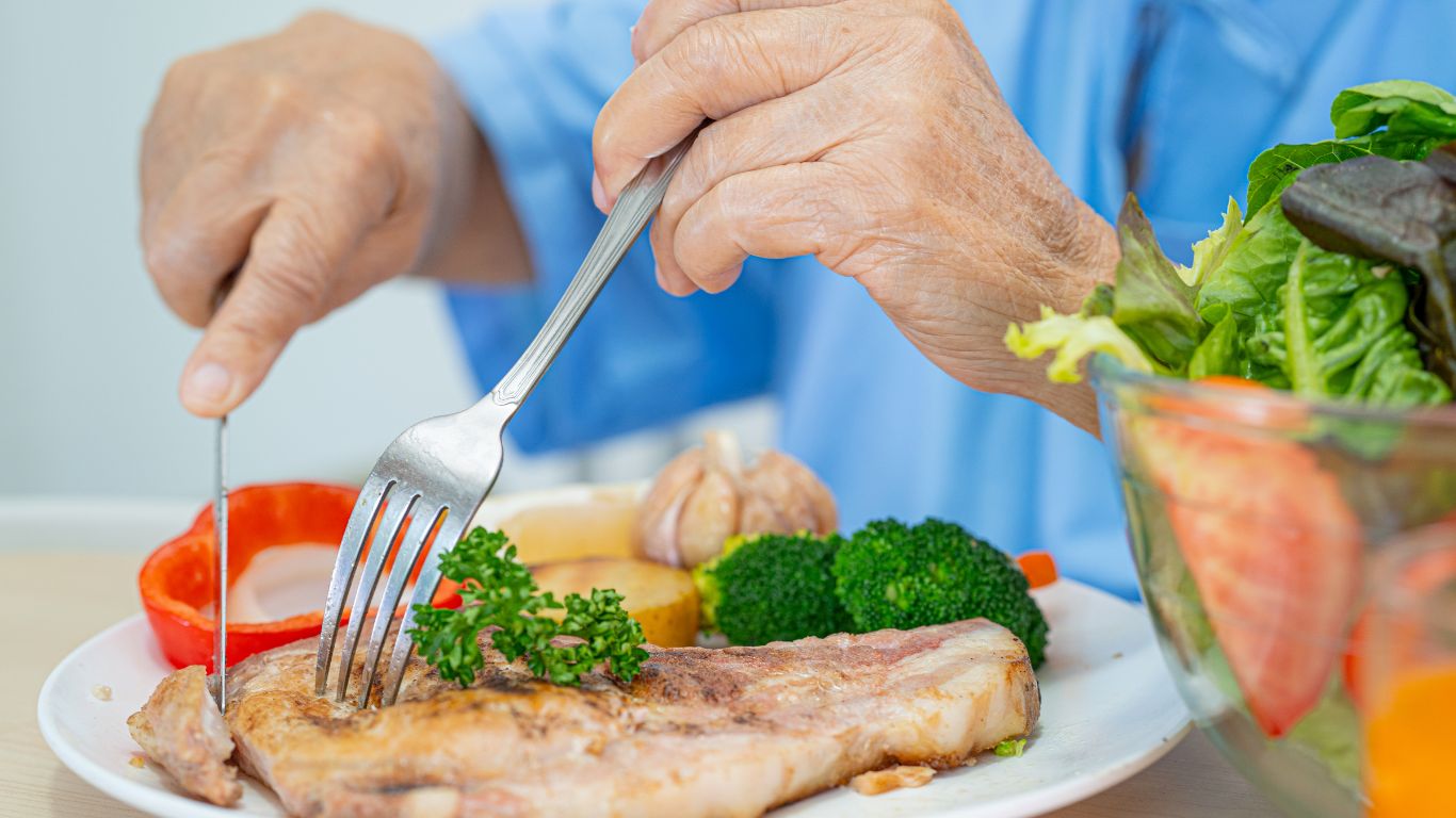 La desnutrición ancianos puede manifestarse con síntomas como pérdida de peso, fatiga y debilidad. Si no se aborda, puede desencadenar consecuencias graves para la salud.